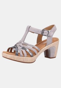 Harmaa mokkanahka ja metalliset hihnat sandaalit, joissa on kudotun rakenteen alusta ja tukeva paksujalkainen korko; säädettävä nilkkahihna ja pehmustettu pohja.