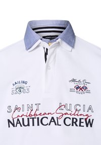 Weißes Poloshirt mit blau gestreiftem Kragen, mit gesticktem Text: "SAINT LUCIA", "Karibik Segeln" und "NAUTICAL CREW", schwarze Akzente.