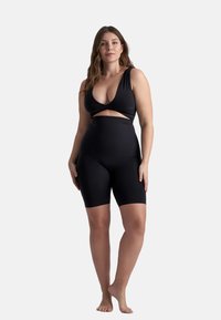 Zwart zwemkleding met een diepe halslijn en uitsnijding bij de taille. Gemaakt van een gladde stof, met korte pijpen en een aansluitend ontwerp.
