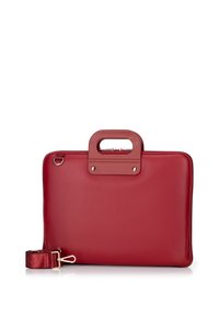 Czerwona skórzana teczka na dokumenty z uchwytem, zamkiem błyskawicznym i odczepianym paskiem na ramię. Gładka faktura z srebrnymi akcentami metalowymi.