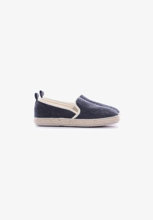 Zapatos de lana azul marino tipo slip-on con suela de yute trenzado, que cuentan con lados elásticos y pequeñas lengüetas en el talón para facilitar su colocación.