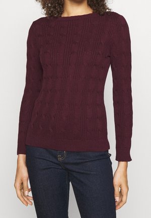 Burgunderfarvet strikket sweater med ribbet tekstur, med rund hals og lange ærmer. Kabelstrik mønster over hele kroppen.