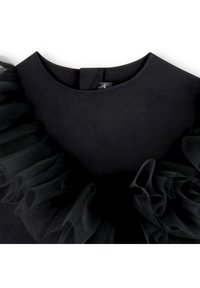 Juoda suknelė su apvalia iškirpte ir ryškiu raukšlėto tiulio akcentu ant pečių, pagaminta iš lygios medžiagos.