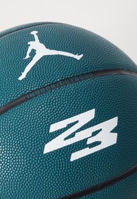 Jordan ULTIMATE 2.0 GRAPHIC DEFLATED - Balón de baloncesto - oxidized green/black/white
