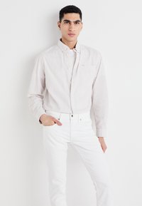 Pepe Jeans GYMDIGO - Vaqueros slim fit - white