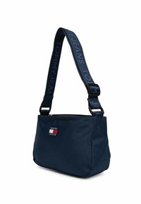 Borsa a tracolla in tessuto blu navy con chiusura a zip, dotata di una tracolla con logo e di una toppa rettangolare con logo sulla parte anteriore.