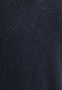 Navyblauwe katoenstof met een gladde, gelijkmatige textuur, die een fijn breipatroon en subtiele glans vertoont.