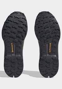 Černé gumové podrážky s texturovaným vzorem běhounu pro lepší přilnavost. Obsahují logo Continental a hladký střední panel pro stabilitu.