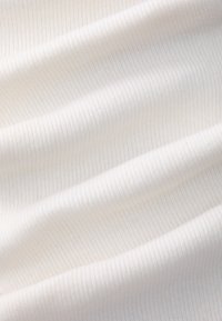 Wit ribbelstof met een gladde textuur, met gelijkmatig verspreide horizontale lijnen die een zacht golfpatroon creëren.
