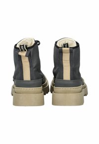 Stivaletti alla caviglia grigi in tessuto con accenti beige, caratterizzati da una superficie testurizzata e una suola spessa beige. Include ganci per una facile calzata.