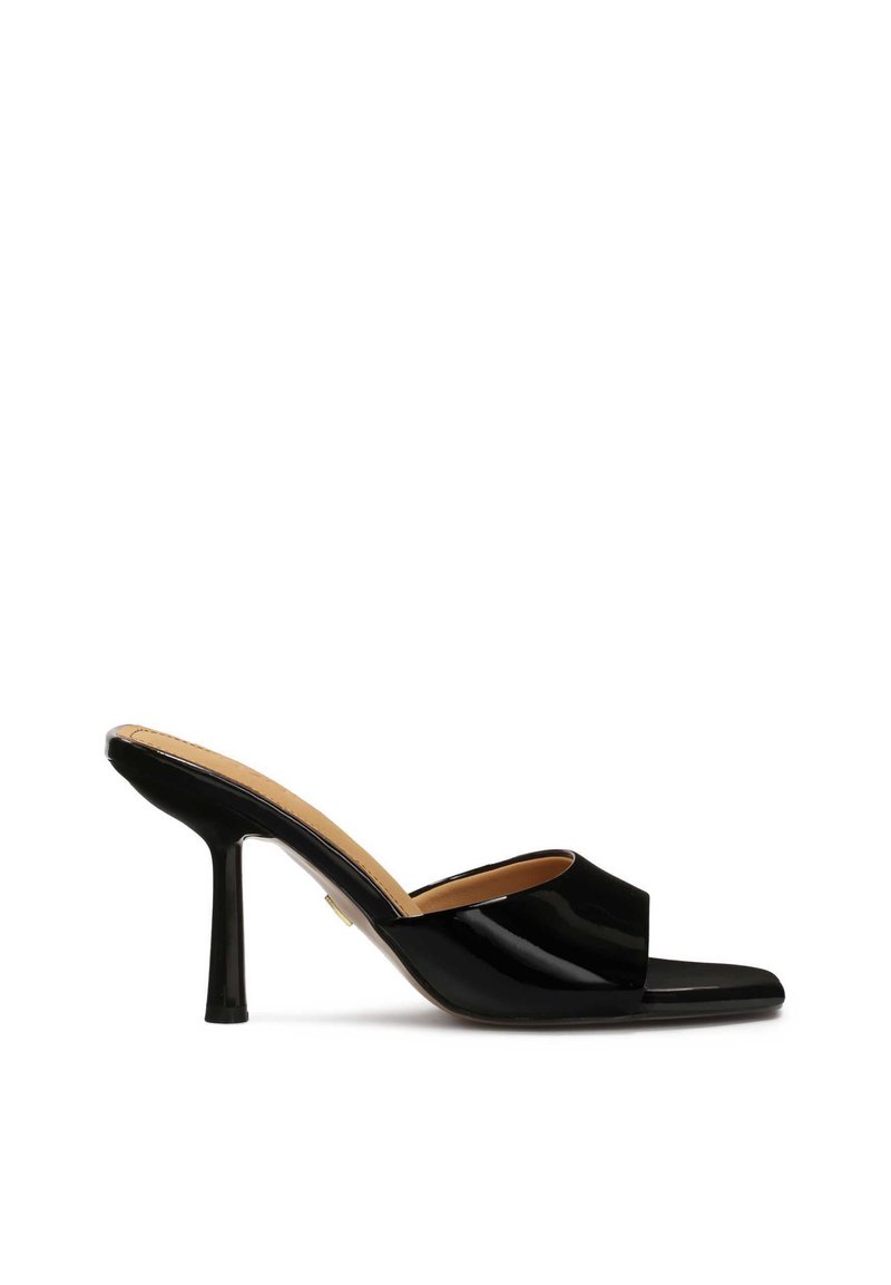 Mustat keinonahkaiset avonaiset mules-kengät, joissa on leveä etuosa ja terävä nenä. Varusteena on hoikka stiletto-korko ja beige sisäpohja.