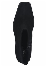 Stivale alla caviglia in suede nero con punta affusolata, chiusura con zip laterale e texture liscia. Presenta una suola piatta leggermente testurizzata.