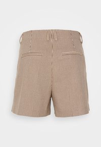 Shorts à carreaux marron avec une coupe ajustée, dotés de deux poches arrière, de passants de ceinture et d'une texture lisse. Design classique et forme structurée.