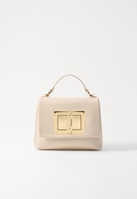 Beige lærveske med en strukturert form, som har en fremtredende gullspenne og et enkelt håndtak på toppen for bæring.