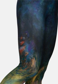 Kleurige leggings met een levendig, abstract ontwerp in diepe blauwen, paarse en groene tinten, dat een gestructureerde, schilderachtige uitstraling heeft.