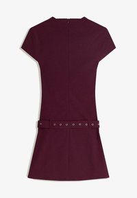 Bordeauxrotes Kleid aus strukturiertem Stoff mit kurzen Ärmeln, tailliertem Oberteil und ausgestellt Rock. Verfügt über einen taillierten Gürtel mit Ösen und einen Reißverschluss hinten.