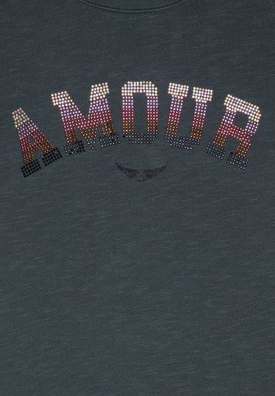 Donkergrijze T-shirt met het woord "AMOUR" in multikleurige rhinestones, met een subtiele vleugelafbeelding onder de tekst. Zachte stoftextuur.