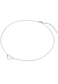 Silver chainhalsband med ett hjärtformat hänge som har en central sten. Enkel design med ett spänne och justerbar längd.