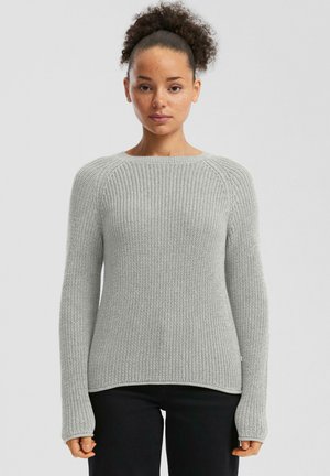 Pull en maille gris clair avec des manches longues, texture côtelée, col rond et un ourlet légèrement incurvé. Le matériau semble doux et confortable.