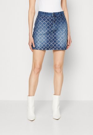 Jeans minirok met een blauwe wassing, met een diamanten patroon in witte stiksels, vijf zakken en een knoopsluiting bij de tailleband.