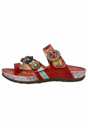 Sandal in pelle rossa con decorazioni a forma di fiore, multiple cinghie e suola texturizzata. Presenta pannelli in tessuto colorato e accessori in metallo.