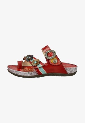 Sandal in pelle rossa con decorazioni a forma di fiore, multiple cinghie e suola texturizzata. Presenta pannelli in tessuto colorato e accessori in metallo.