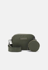 Unselected, militare