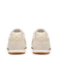 Sneaker beige realizzate in suede e pelle, con una suola intermedia bianca, suola in gomma testurizzata e un logo sottile sul tallone.