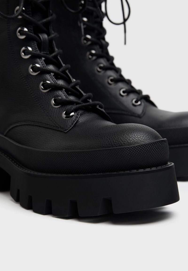 Bershka Mit Xl Profilsohle Und Schnurung Lace Up Ankle Boots Black Zalando De