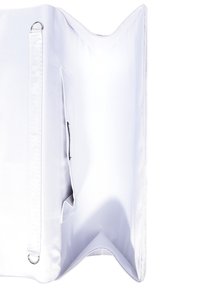 Biały organizer z tkaniny o gładkiej fakturze, z kieszenią, haczykiem i wzmocnionymi krawędziami dla zwiększonej trwałości. Złożony kształt umożliwia kompaktowe przechowywanie.