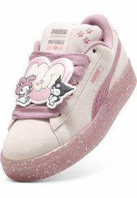 PUMA suède sneakers in lichtroze met een gestructureerde bovenkant, contrasterende donkerroze accenten en een gemoldere grafiek met figuren op de tong.