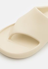 Diesel SA-MAUI X UNISEX - Sandály s odděleným palcem - off-white