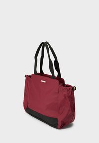 Bordeaux nylon schoudertas met zwarte accenten, dubbele handvatten en een verstelbare zijriem. Lichtgewicht, waterbestendig ontwerp.