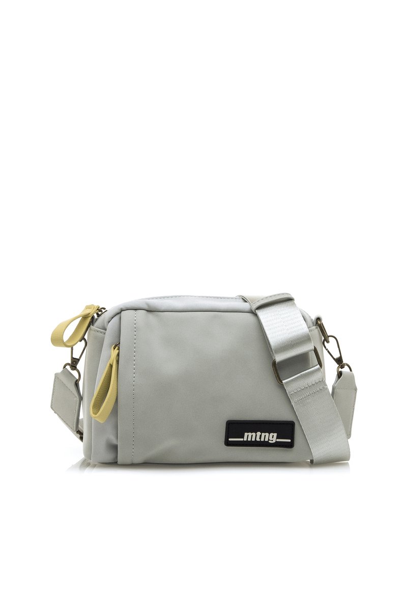 Bolso cruzado de color gris claro hecho de nailon, con tiradores de cremallera amarillos, una correa ajustable y un parche de logo negro en el lateral.