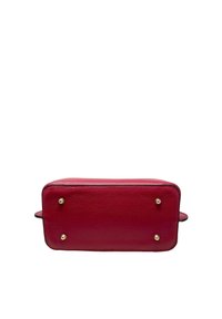 Borsa a mano rossa in pelle con forma rettangolare, superficie testurizzata, accessori in tono oro e quattro piedi protettivi sul fondo.