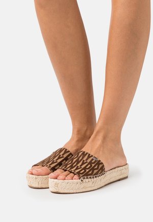 Bruine espadrille sandaal met open teen ontwerp, voorzien van bovenwerk van georiënteerde stof en een geweven jute zool. Plat met een lichte verhoging.