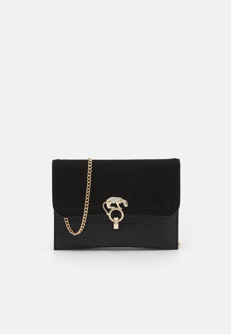Pochette texturée noire avec rabat en daim, bandoulière chaîne dorée et fermoir doré en forme de panthère avec détails en strass.