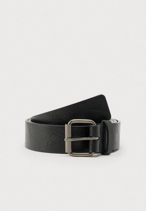 Črni usnjen pas z teksturirano površino, ki ima sponko iz srebrnkaste kovine in gladek usnjen trak. Klasičen in funkcionalen dizajn.
