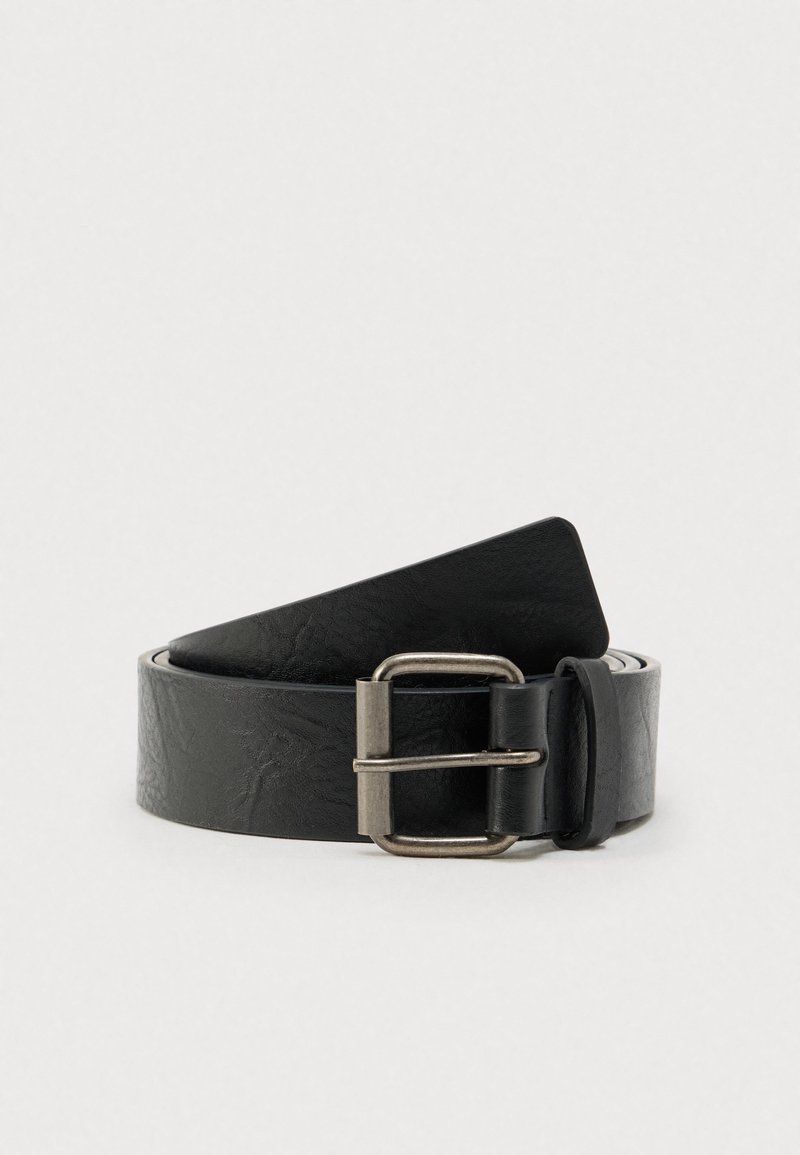 Μαύρη δερμάτινη ζώνη με υφή στην επιφάνεια, διαθέτει αγκράφα από μεταλλικό υλικό σε ασημί απόχρωση και λείο δερμάτινο λουρί. Κλασικός και λειτουργικός σχεδιασμός.