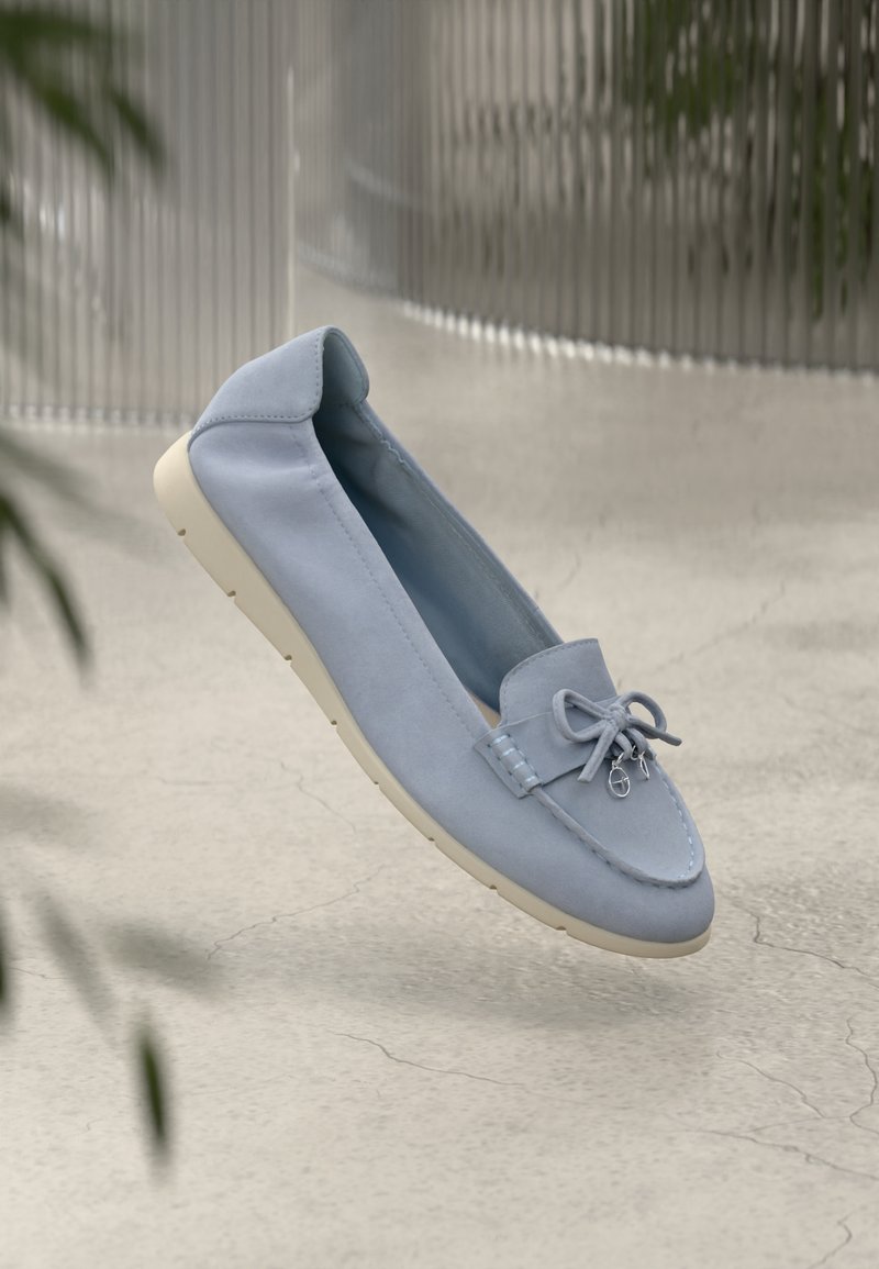 Chaussure en daim bleu clair avec un bout rond, doublure douce et nœud décoratif. Dotée d'une semelle en caoutchouc blanc et de détails de couture subtils.