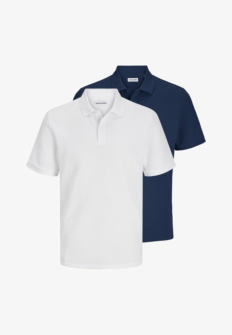 Due magliette polo: una bianca con tessuto texturizzato e maniche corte, e una blu navy uniforme con finitura liscia, entrambe con colletto.