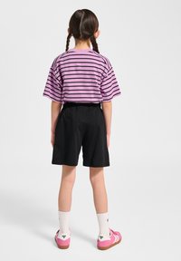 Lila gestreiftes Kurzarmhemd, schwarze Shorts, rosa Schuhe und weiße Socken. Fokus auf Komfort, legerem Design und entspanntem Sitz.