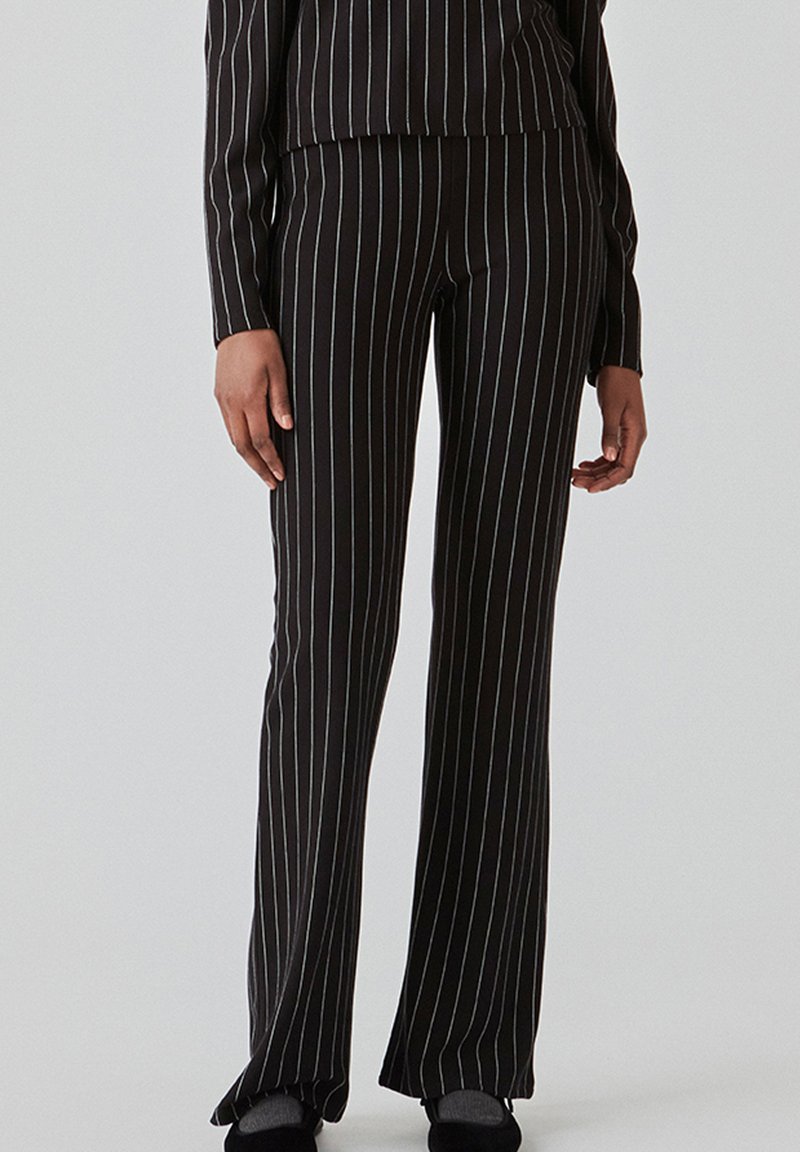 Sorte flared bukser med hvide lodrette striber, lavet af et glat stof, med en tætsiddende talje og let stræk for komfort.