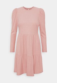 Abito a maniche lunghe, di un rosa polveroso, in maglia a costine con gonna a strati e spalle arricciate su sfondo bianco.