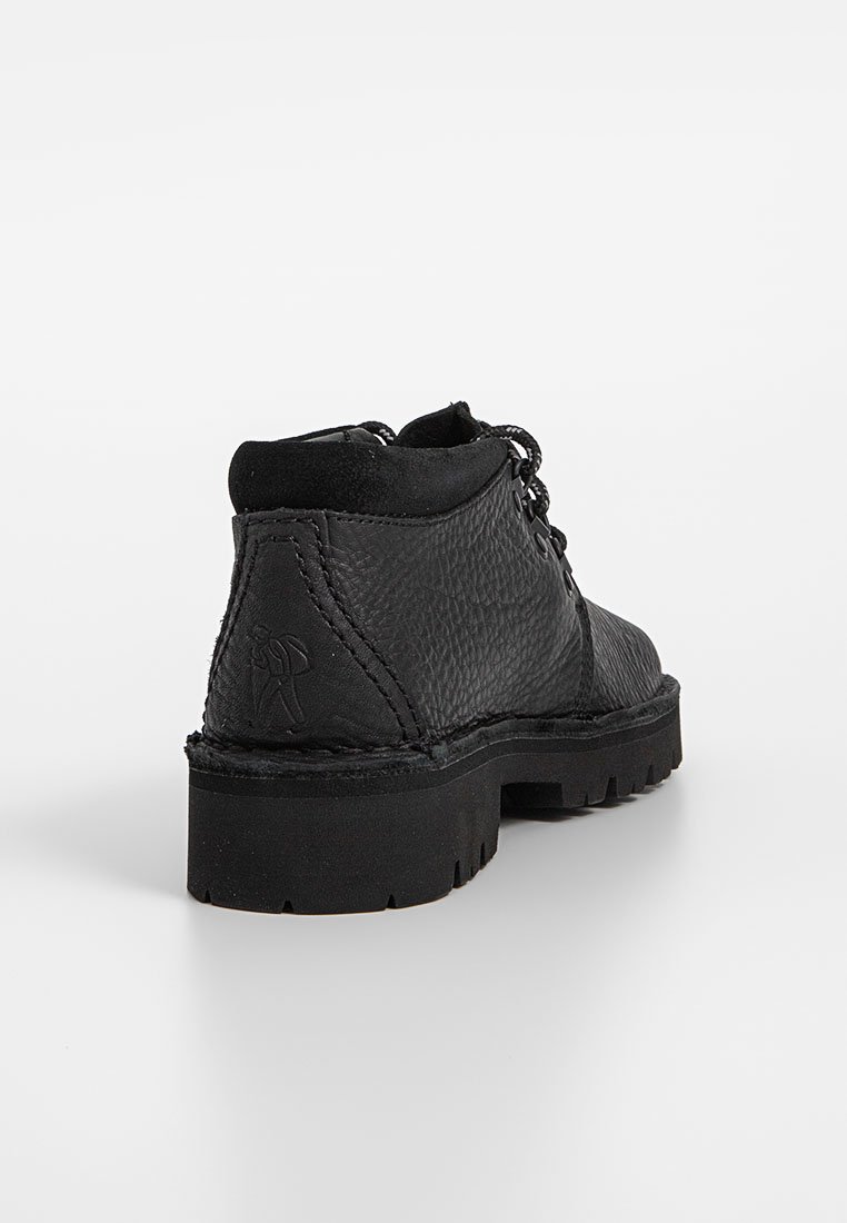 Bottines noires en cuir texturé, avec une semelle en caoutchouc robuste et un design à lacets. L'arrière présente un logo en relief.