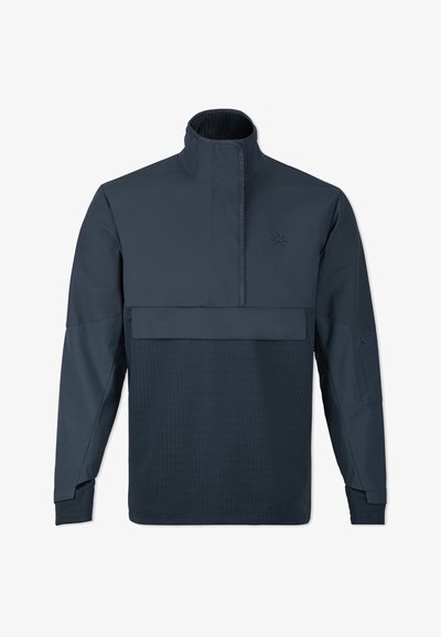 Mörk marinblå praktisk jacka med hög krage, framficka, texturerad nedre panel och ribbade muddar. Tillverkad av ett lätt, slätt material.