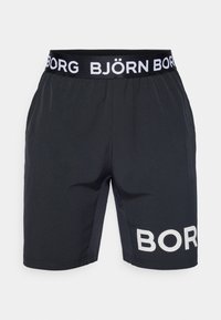 Schwarze Sportshorts mit elastischem Bund, auf dem "BJÖRG" in weißer Schrift steht. Glatte Stofftextur und ein Logo auf dem linken Bein gedruckt.