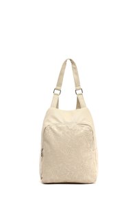 Bolso de cuero color beige con un patrón floral texturizado, que cuenta con correas ajustables y un bolsillo con cremallera en la parte delantera. Forma rectangular compacta.