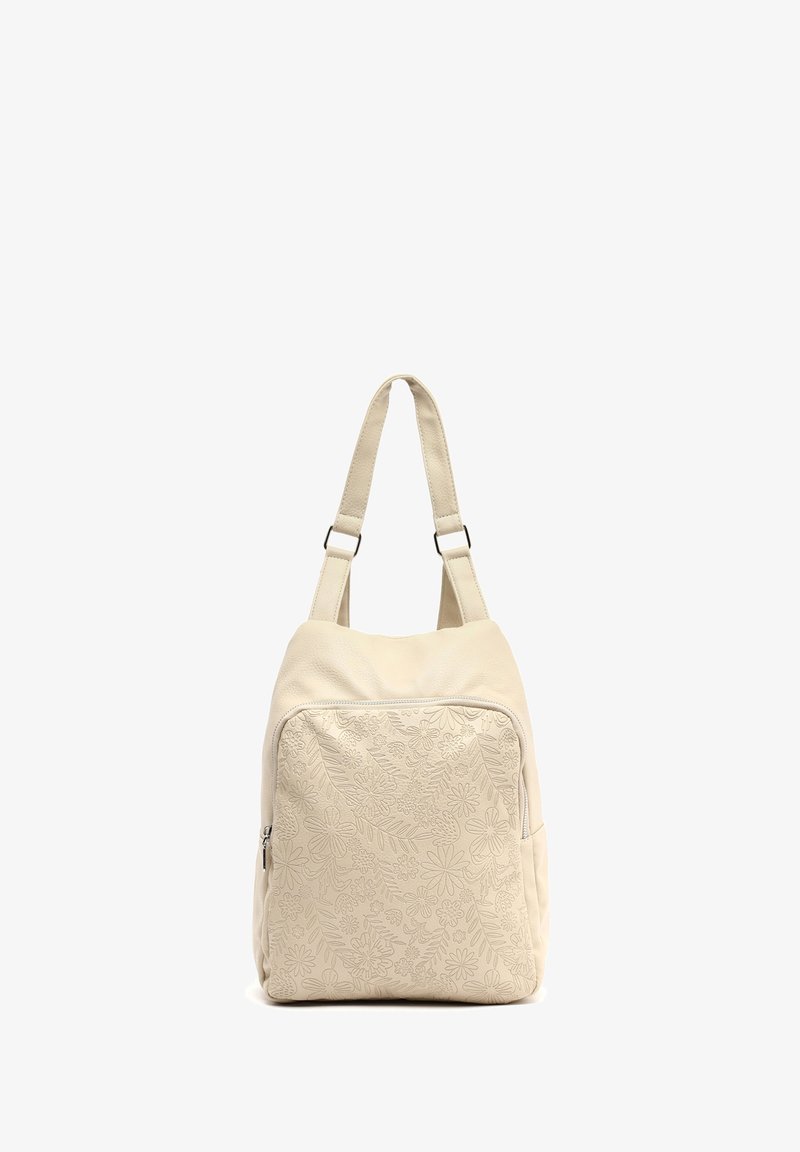 Bolso de cuero color beige con un patrón floral texturizado, que cuenta con correas ajustables y un bolsillo con cremallera en la parte delantera. Forma rectangular compacta.