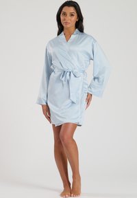 Lichtblauwe satijnen badan met een wikkeldesign, lange mouwen, een ceintuur in de taille en contrasterende bies langs de randen. Gladde, glanzende textuur.